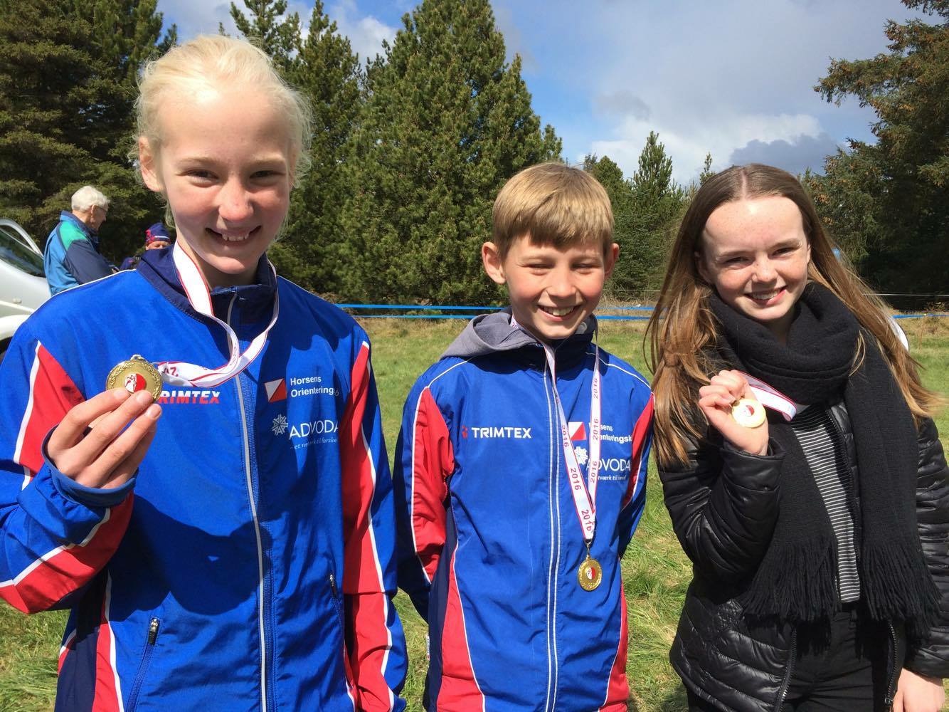 Glade juniorer til ultra-langdistance på Rømø med deres medaljer. Fra venstre Theresa Skouboe, Jacob Klærke Mikkelsen og Rebecca Loft Thyssen
